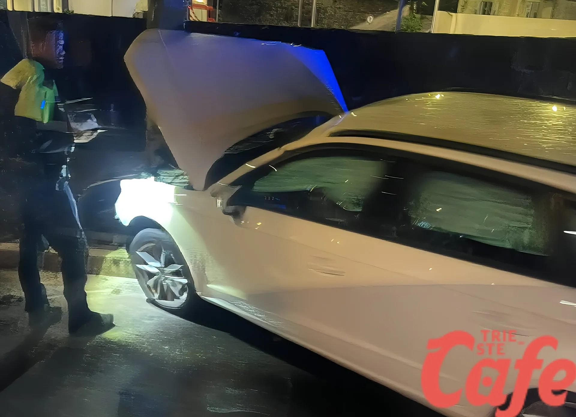Schianto all’alba in via Salata: auto contro un albero davanti al supermercato