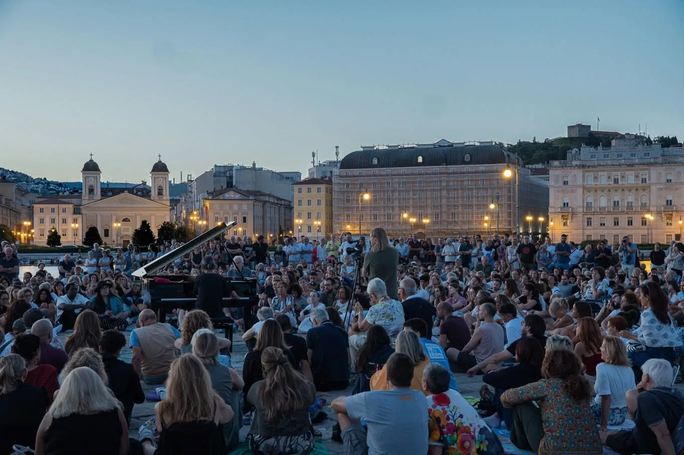 Trieste, il Molo Audace diventa un teatro sul mare: folla e silenzio per il concerto all’alba