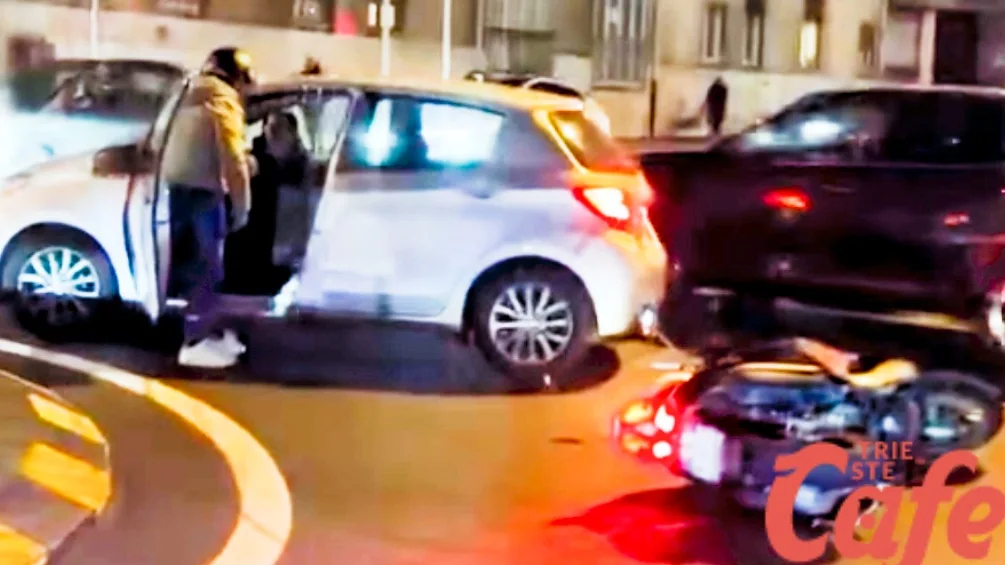 Via Svevo, scooter cade alla rotonda: il conducente contesta la manovra di un’auto
