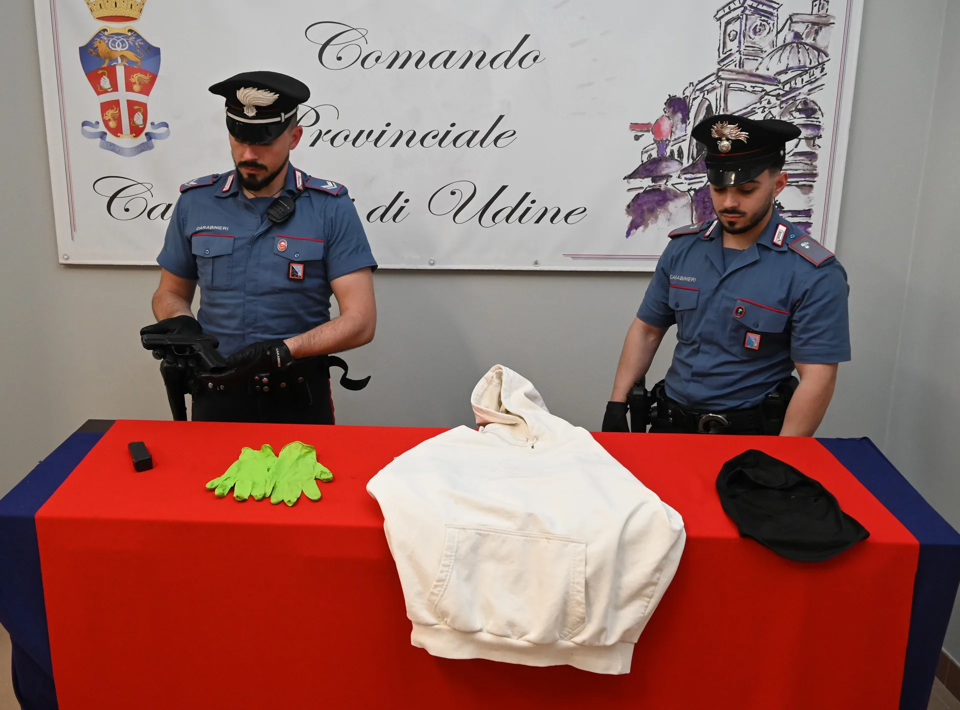 Minaccia la cassiera con una pistola e fugge con il denaro: cinque denunciati per la rapina in Fvg