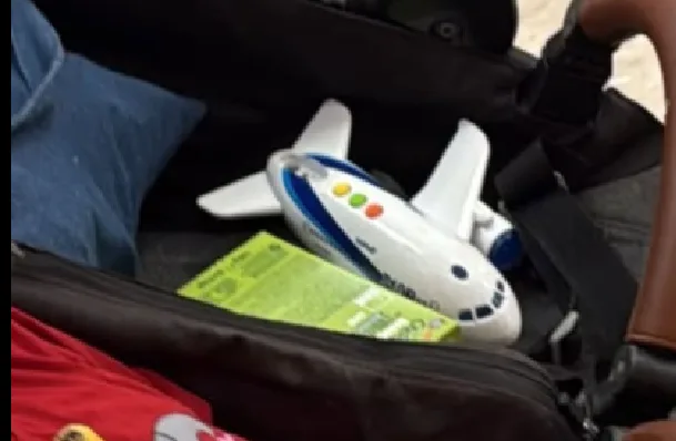 Bimbo perde il suo amatissimo aereo giocattolo a Montedoro: l’appello della mamma