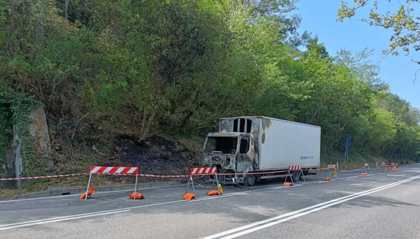 Via Carnaro, camion incendiato ancora in carreggiata: Porro ironizza: «Dobbiamo scomodare Vannacci?»