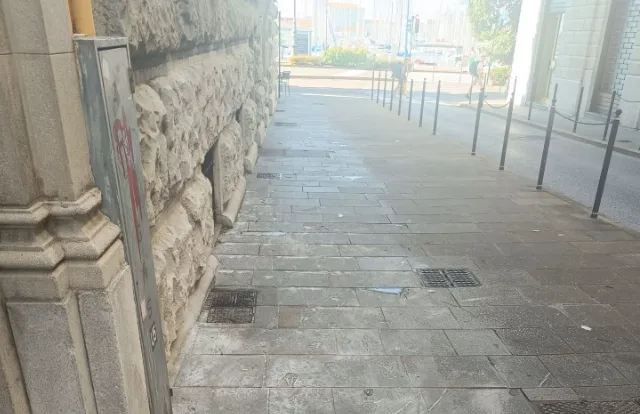 Trieste, polvere e rumore a pochi metri dal dehors in via Belpoggio: la protesta del Buffet “Al Spaceto”