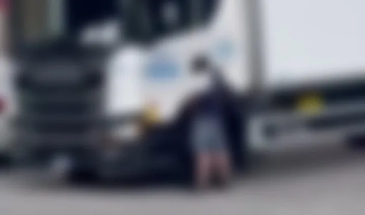 Si ferma con il camion in Campi Elisi e urina dvanti ai passanti (VIDEO)
