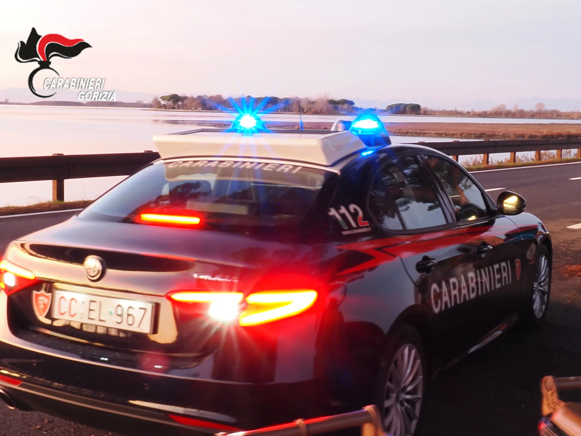 Grado, rubano borse negli stabilimenti balneari durante le Frecce Tricolori: arrestate due persone