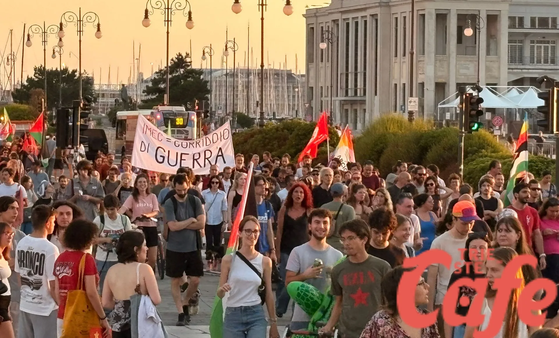 Trieste, il corteo antifascista attraversa il centro: 300 partecipanti e disagi alla circolazione