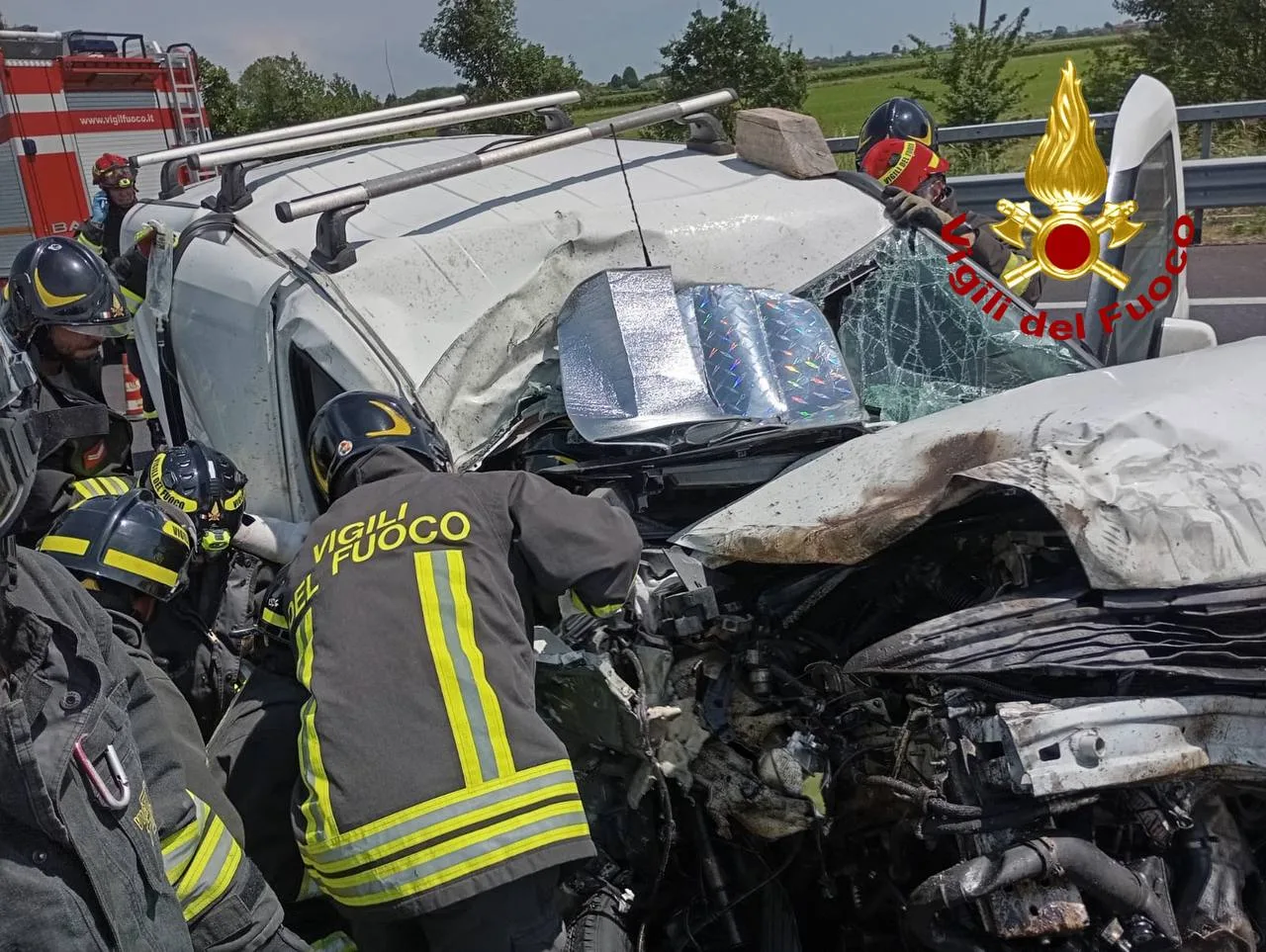 A4 verso Trieste, furgone si schianta contro una cisterna, conducente estratto dalle lamiere