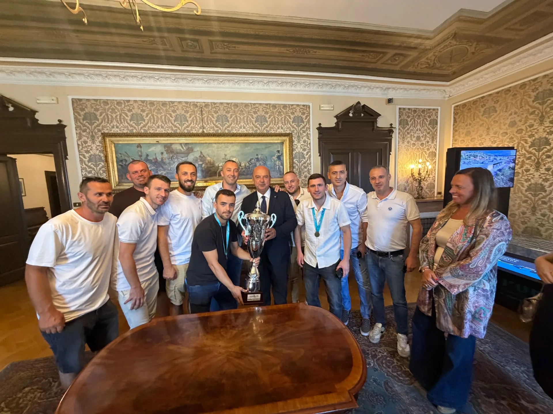 Trieste, il Torneo Città di Trieste torna in Municipio con il trofeo: promessa mantenuta dopo un anno