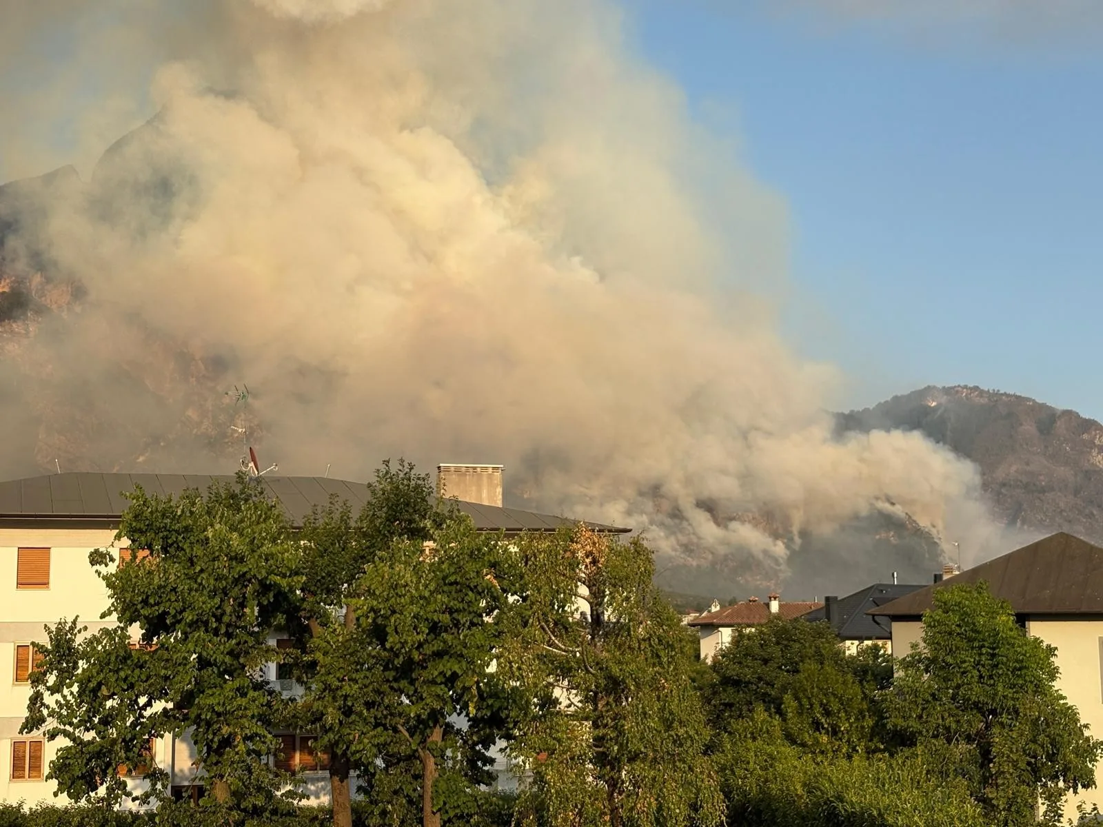 Incendi in Carnia, Fedriga: «Allerta sanitaria, limitare l’esposizione all’aperto»