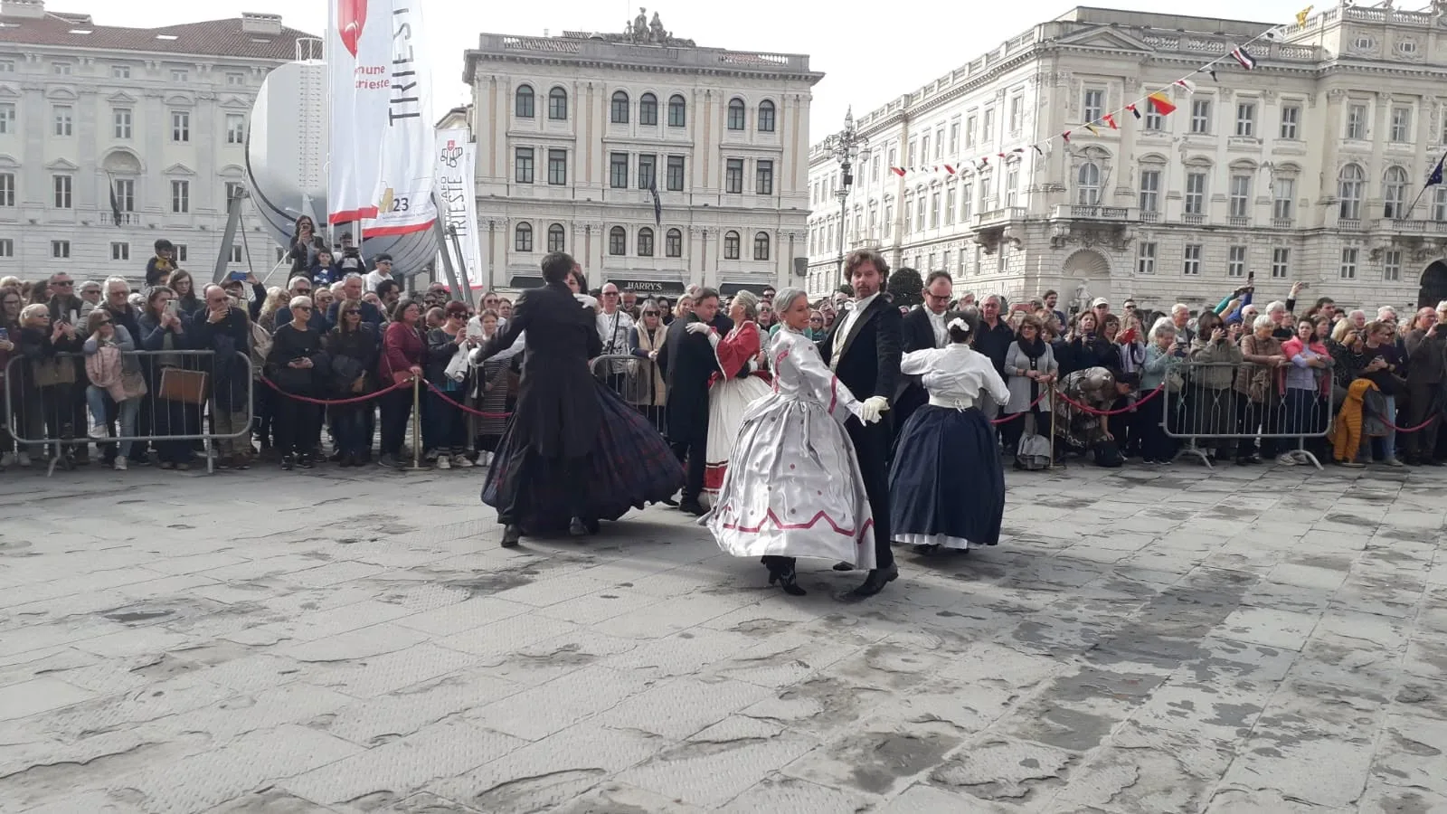 Abiti d’epoca e danze in piazza Unità: domenica Trieste ritrova il fascino imperiale con Kaiserfest