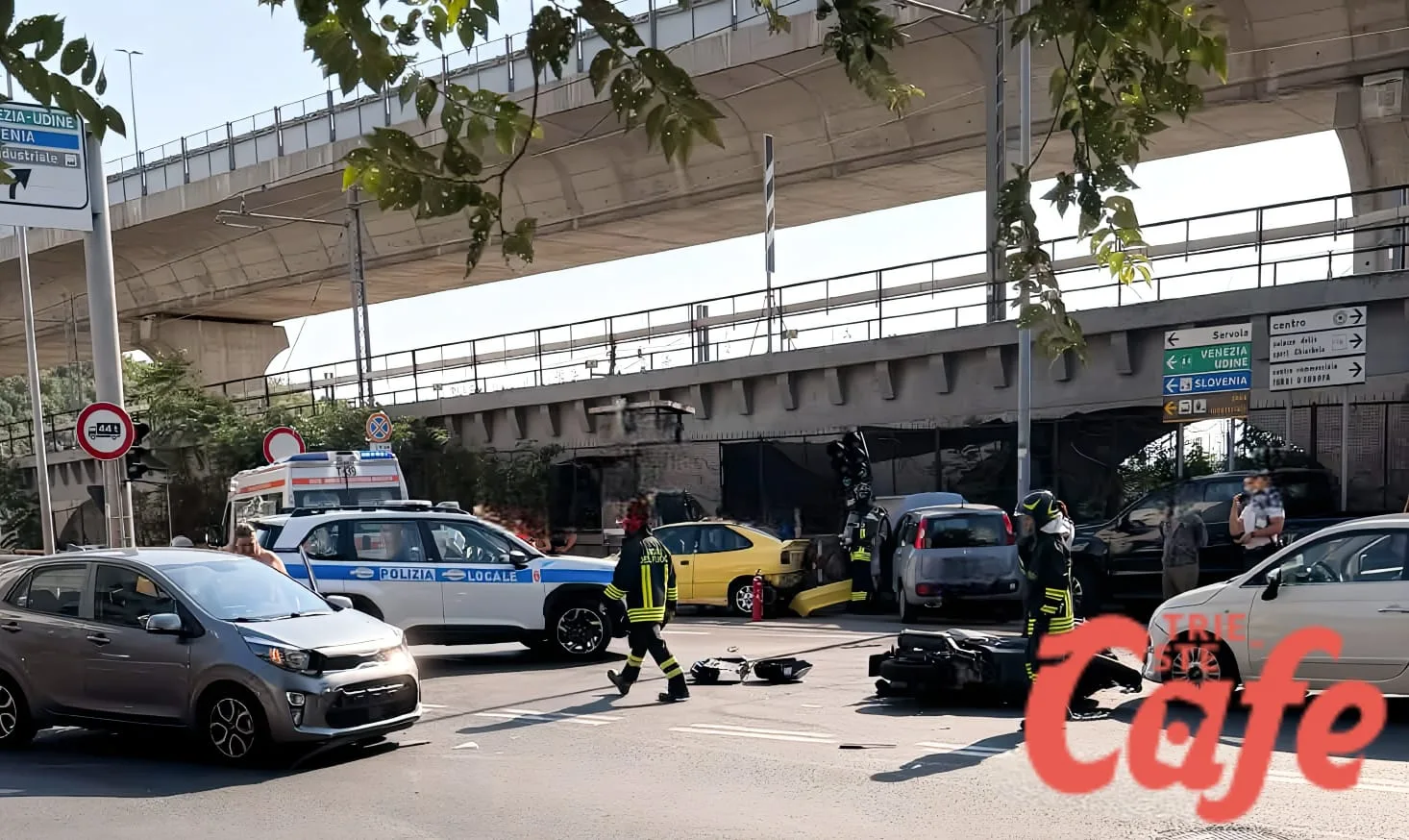Incidente in via Svevo, coinvolte una moto e due auto