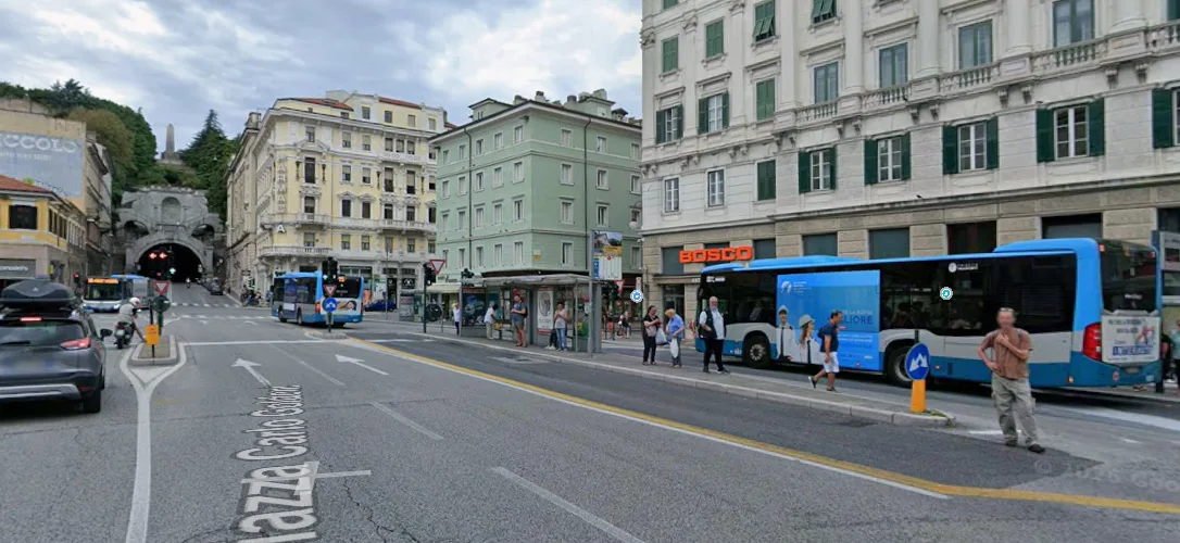 Furto shock in piazza Goldoni a Trieste: sparisce il furgone della panetteria, scatta la caccia al mezzo