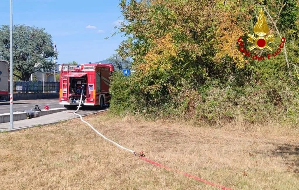 Savogna d’Isonzo, incendio vicino alla zona industriale: fiamme minacciano una cabina elettrica