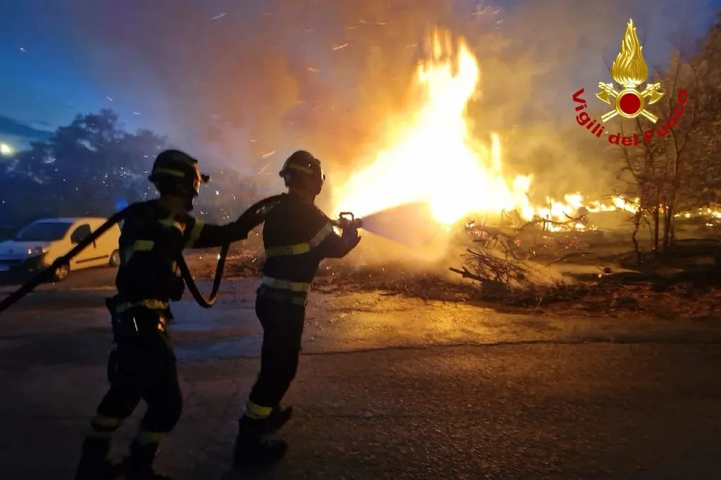 Ciclabile Cottur, incendio con più focolai: massiccio intervento dei Vigili del Fuoco
