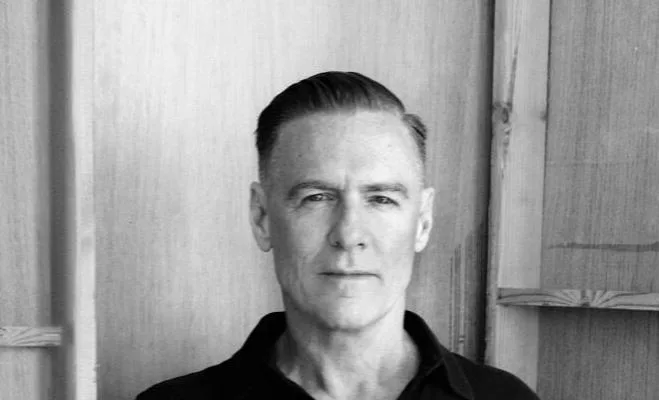 Bryan Adams a Trieste con il tour acustico “Bare Bones”: concerto il 2 febbraio 2027 al Politeama Rossetti