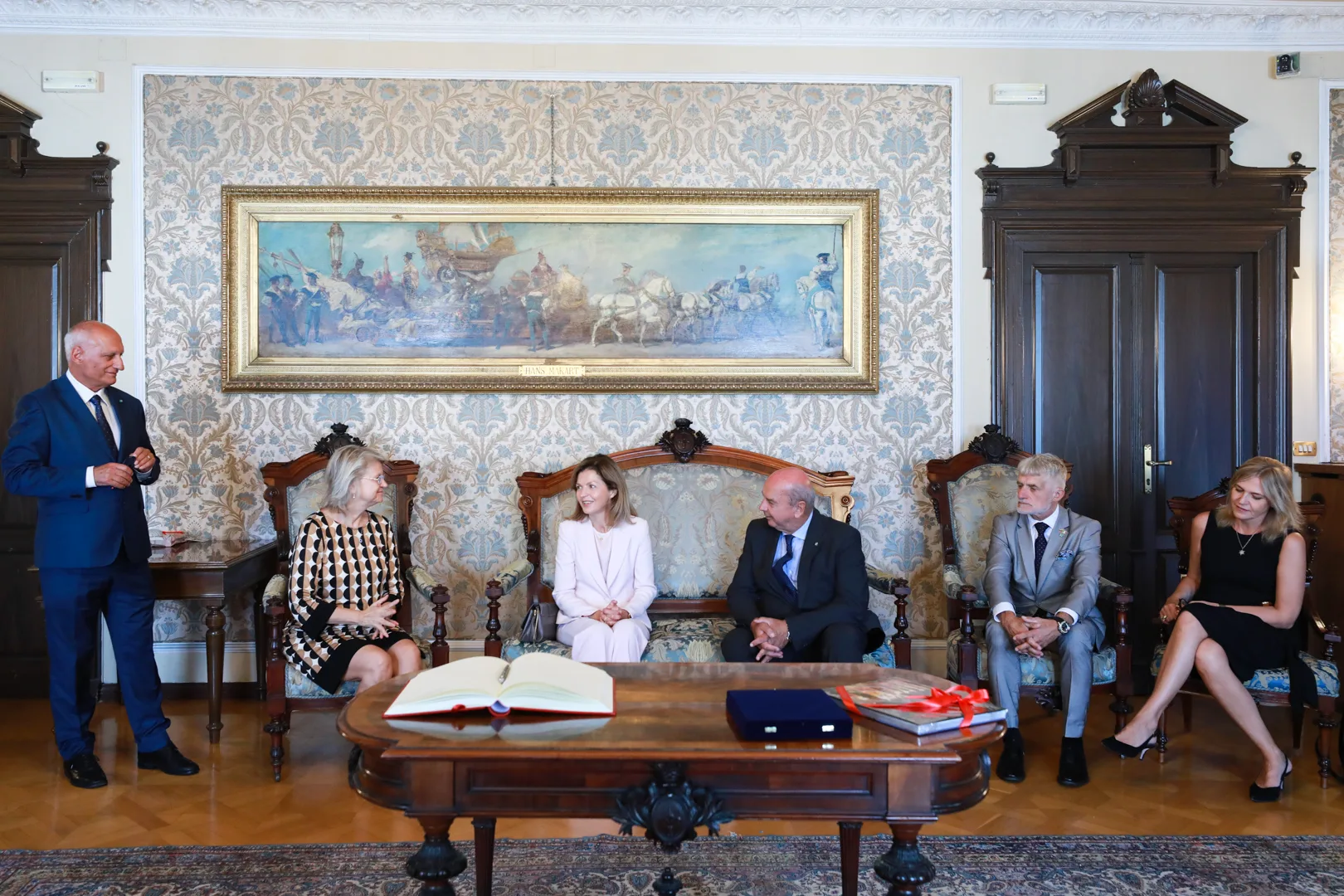 Il sindaco Roberto Dipiazza riceve l'ambasciatrice lituana in Italia