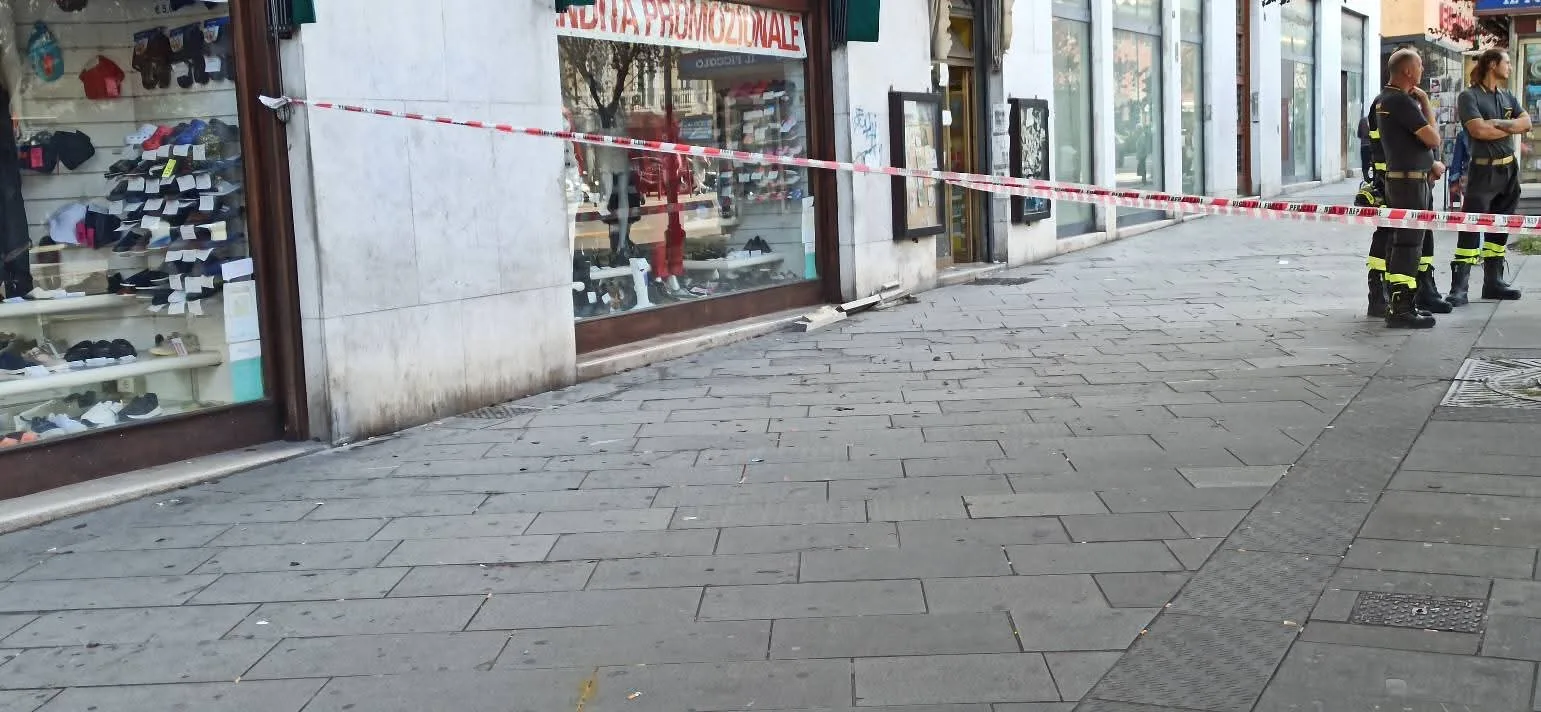 Trieste, cedimento da una facciata in Largo Barriera: area transennata e messa in sicurezza
