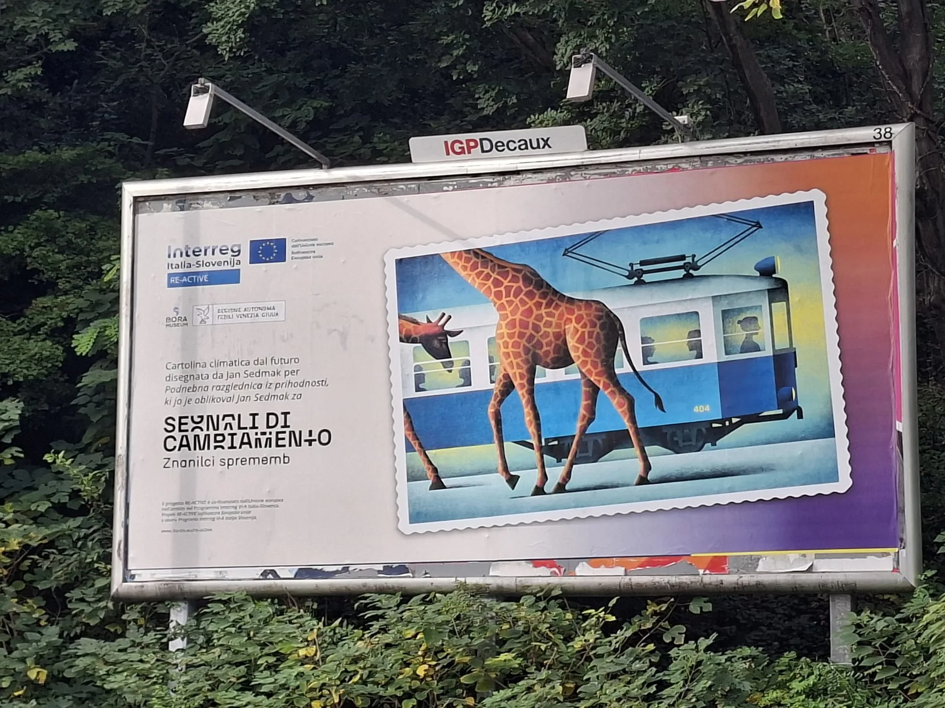 Una giraffa al tram: l'immagine provocatoria di Jan Sedmak sui cambiamenti climatici
