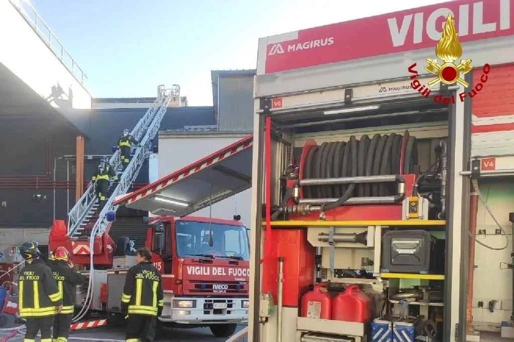 Incendio in un'azienda di rifiuti a Maniago: vigili del fuoco domano le fiamme, nessuna persona coinvolta