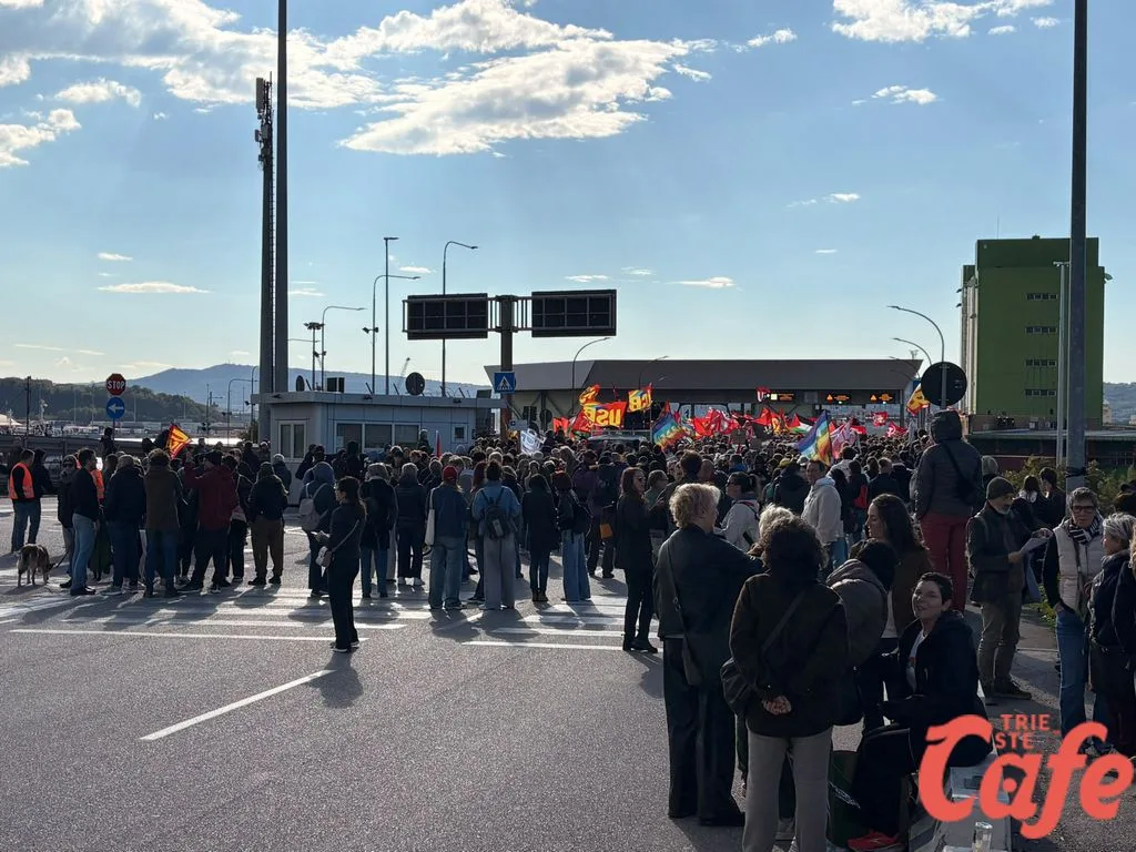 Trieste, bandiere e folla al porto: manca poco alla partenza del corteo