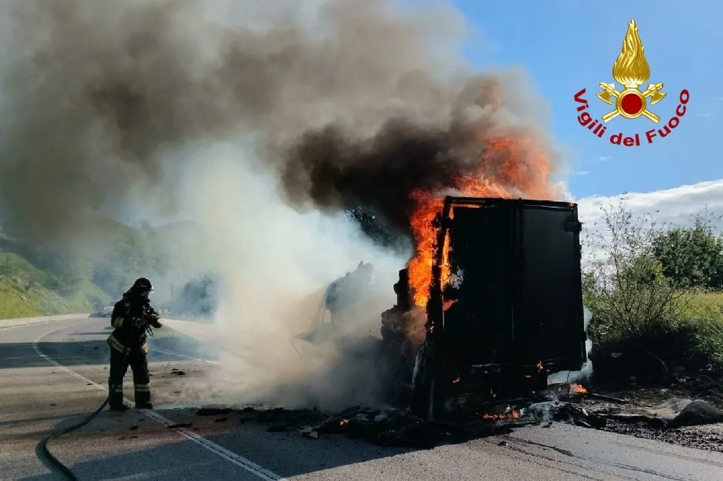 Furgone in fiamme sulla strada per Piancavallo: traffico bloccato e paura per la vegetazione