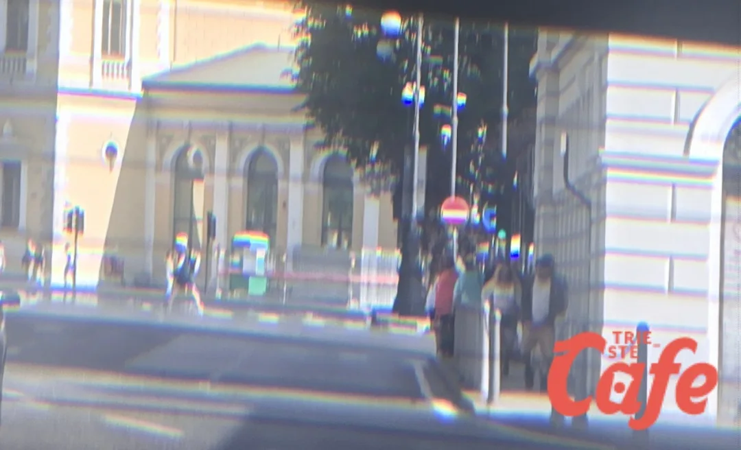 Corso Cavour, degrado nel cuore di Trieste: uomo urina davanti a decine di persone