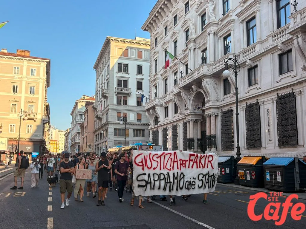 Trieste, il corteo raggiunge piazza della Repubblica: prosegue la manifestazione tra cori e slogan (VIDEO)