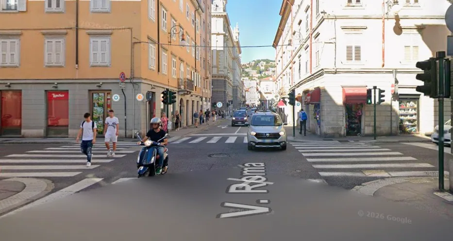 Trieste, uomo senza dimora vive da settimane in via Roma: «Possibile che nessuno intervenga?»