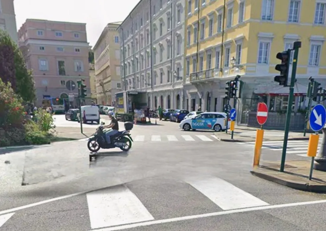 Furti a Trieste, doppio episodio in poche ore: «Rubati occhiali dal furgone e il casco dallo scooter»