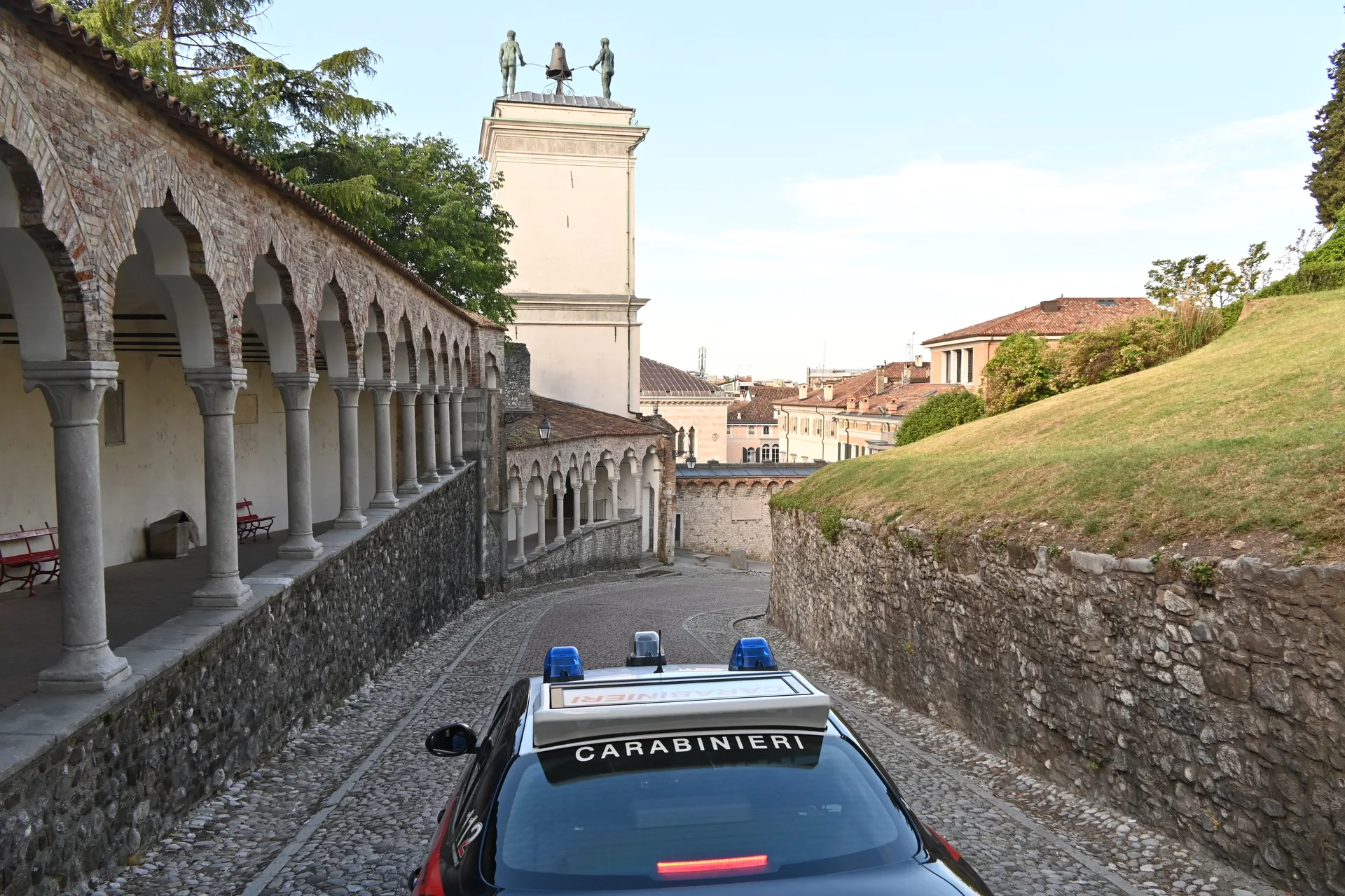 Fvg, spaccano il vetro di un’auto per rubare ma arrivano i carabinieri: arrestato un 21enne, caccia al complice