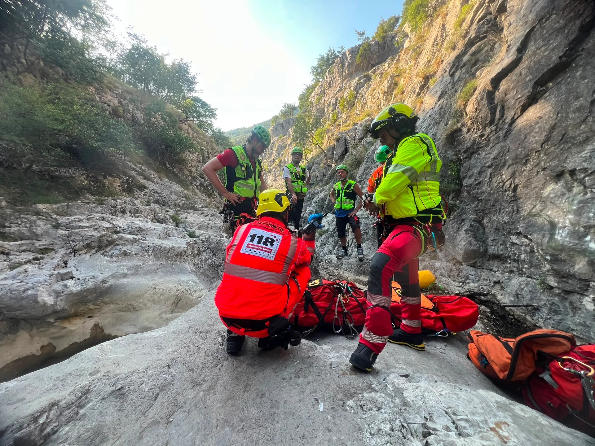Dramma sfiorato in Val Rosandra: masso colpisce un ragazzo alla testa