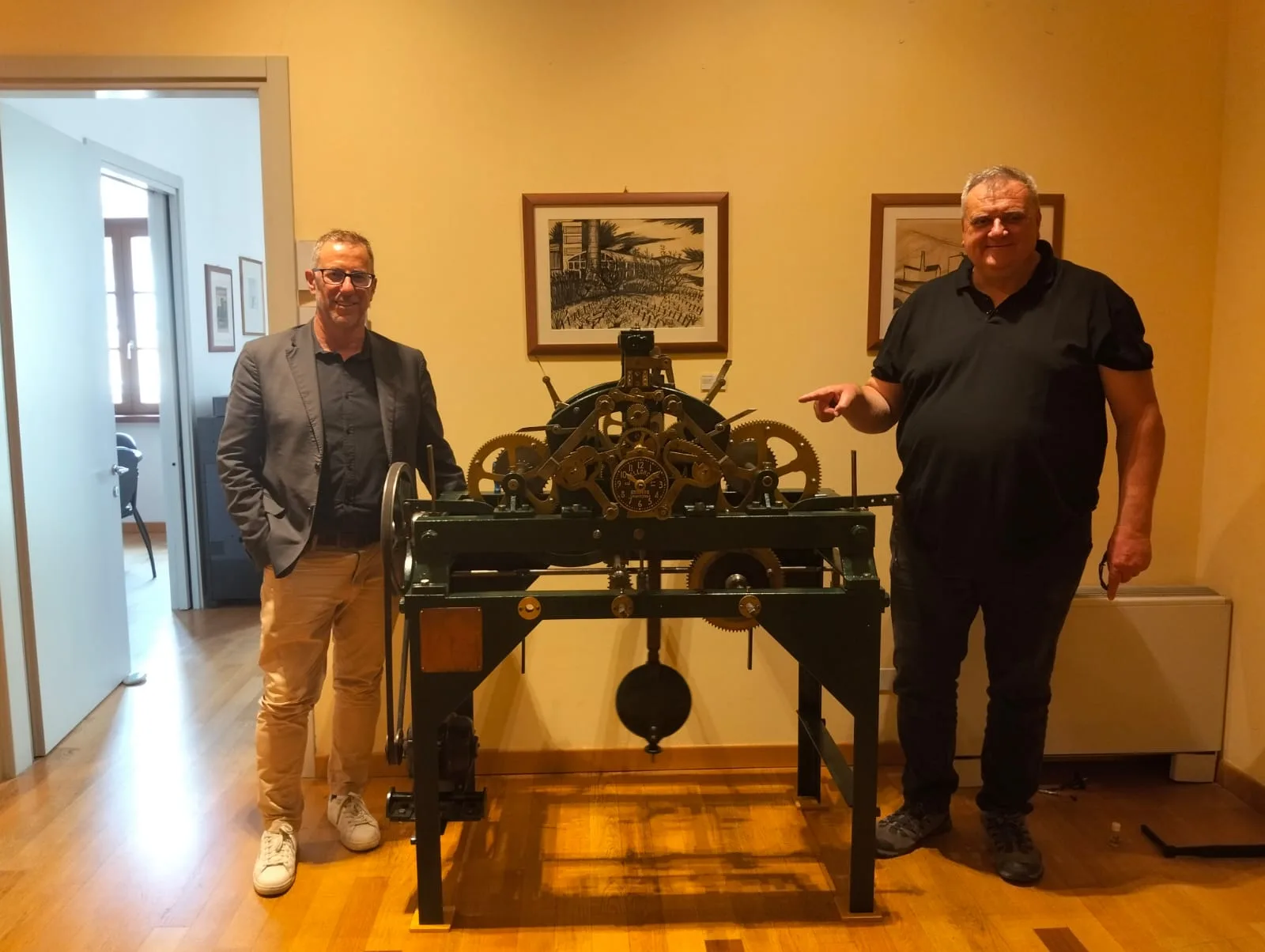 Muggia: esposto l'antico orologio del Municipio