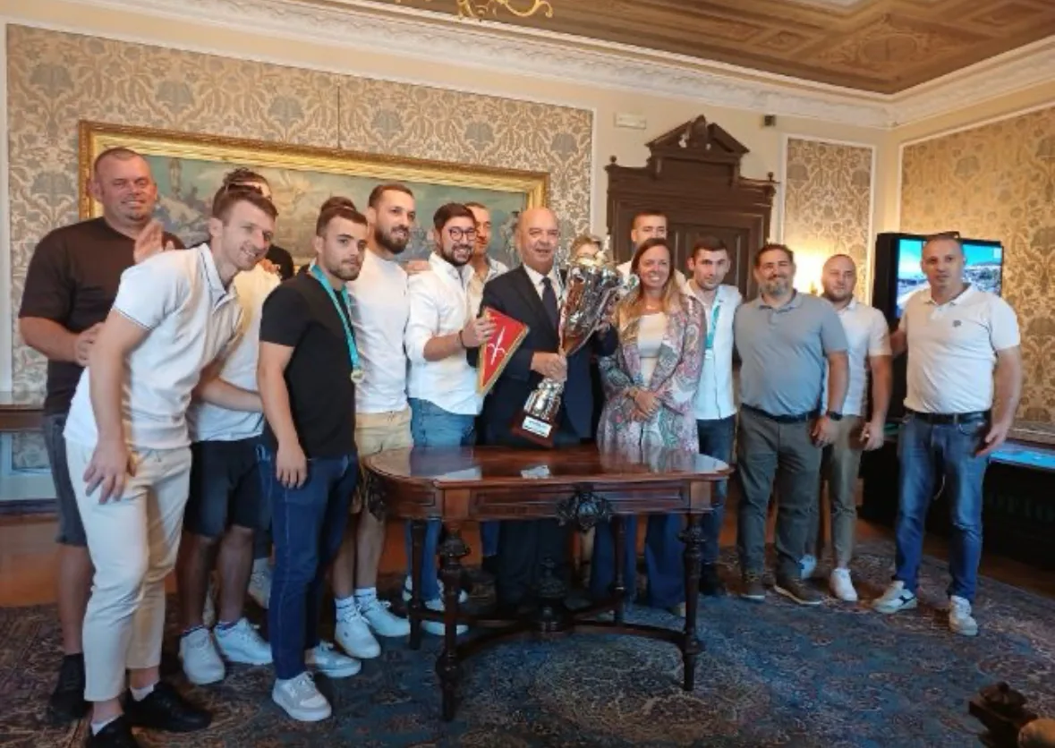 Dipiazza e Lodi ricevono in municipio il “Torneo Città di Trieste”, campione nazionale di calcio a 7