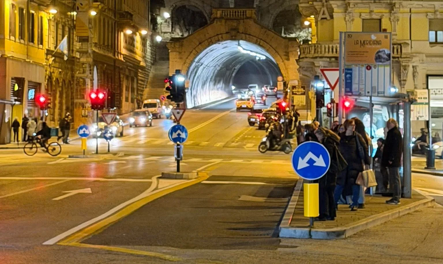 Trieste, bus troppo pieno salta le fermate: «La sera per una donna restare a piedi non è piacevole»