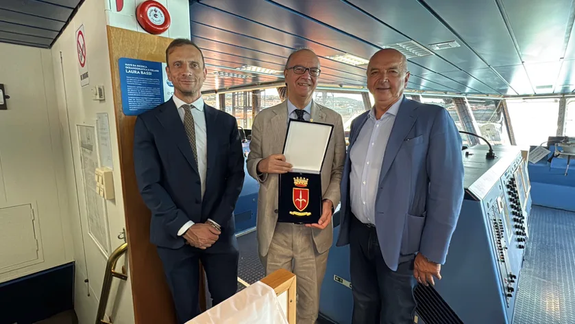 Il sindaco Dipiazza dona il Crest del comune di Trieste al ministro Valditara