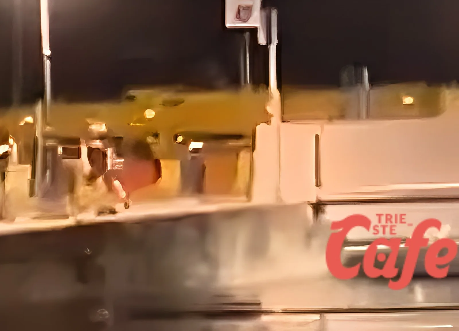 Ponterosso, giovani si tuffano nel Canal Grande: il video riaccende il dibattito sui maranza (VIDEO)