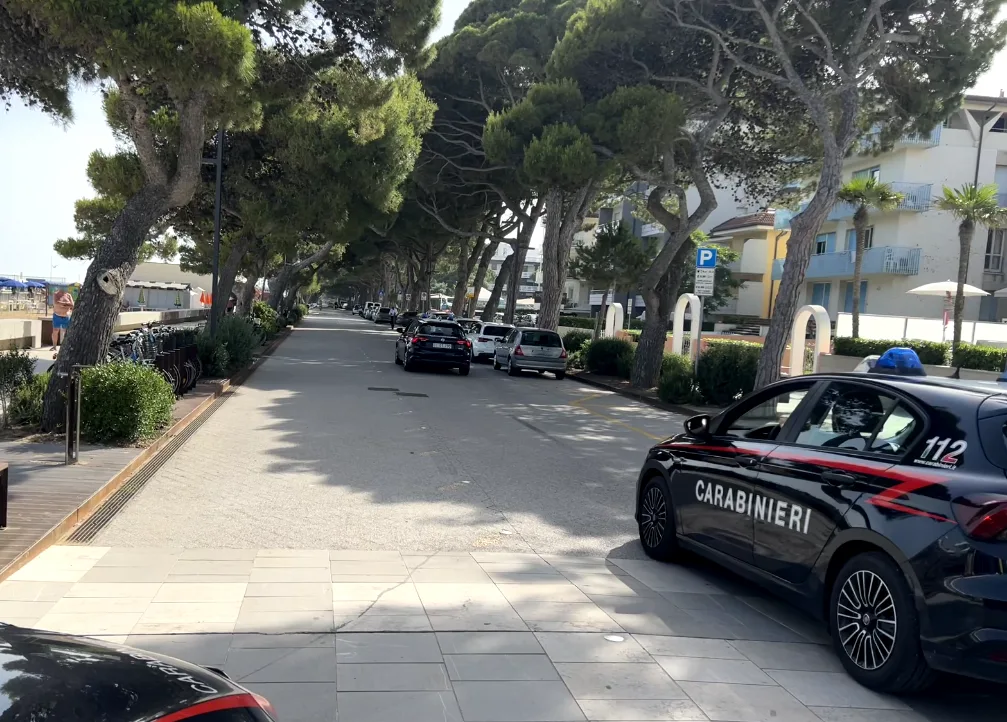 Lignano, prende una borsa incustodita e spende con la carta di credito: individuato dai Carabinieri