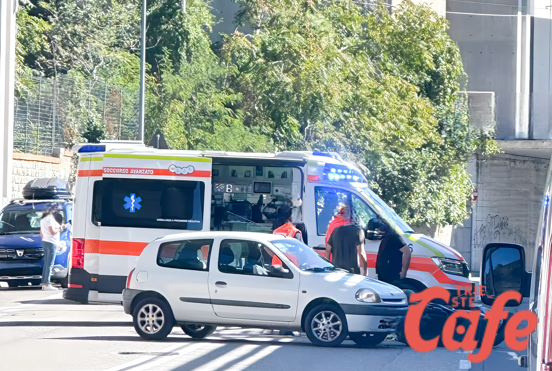 Scontro in via Svevo: scontro tra un’auto slovena e un motorino, possibile inversione a U