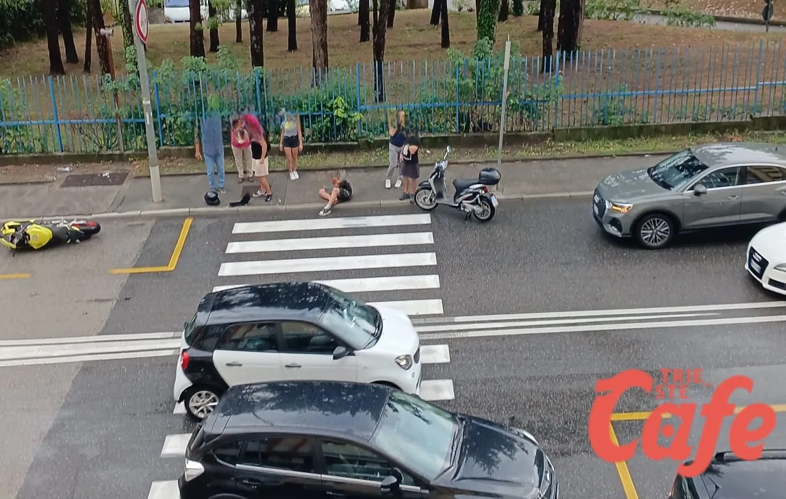 Trieste, incidente in via Flavia: coinvolti moto scooter, feriti trasportati a Cattinara