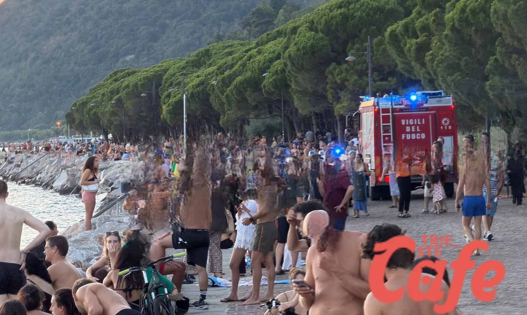 Trieste, soccorsi a Barcola nel tardo pomeriggio: donna si incastra con un piede sulla scaletta