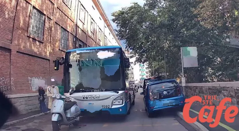 Trieste, incidente tra scooter e autobus in via Udine: traffico in tilt verso Gretta e il centro