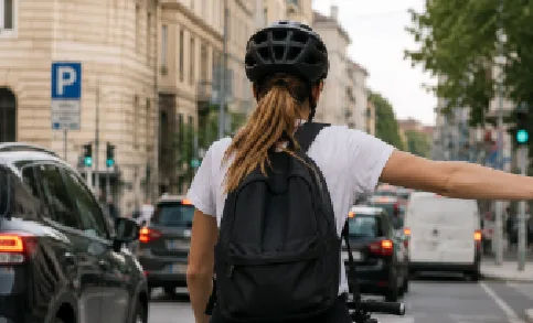 Via Milano, “Ho visto una ciclista indicare la svolta”: la segnalazione che fa sorridere la città