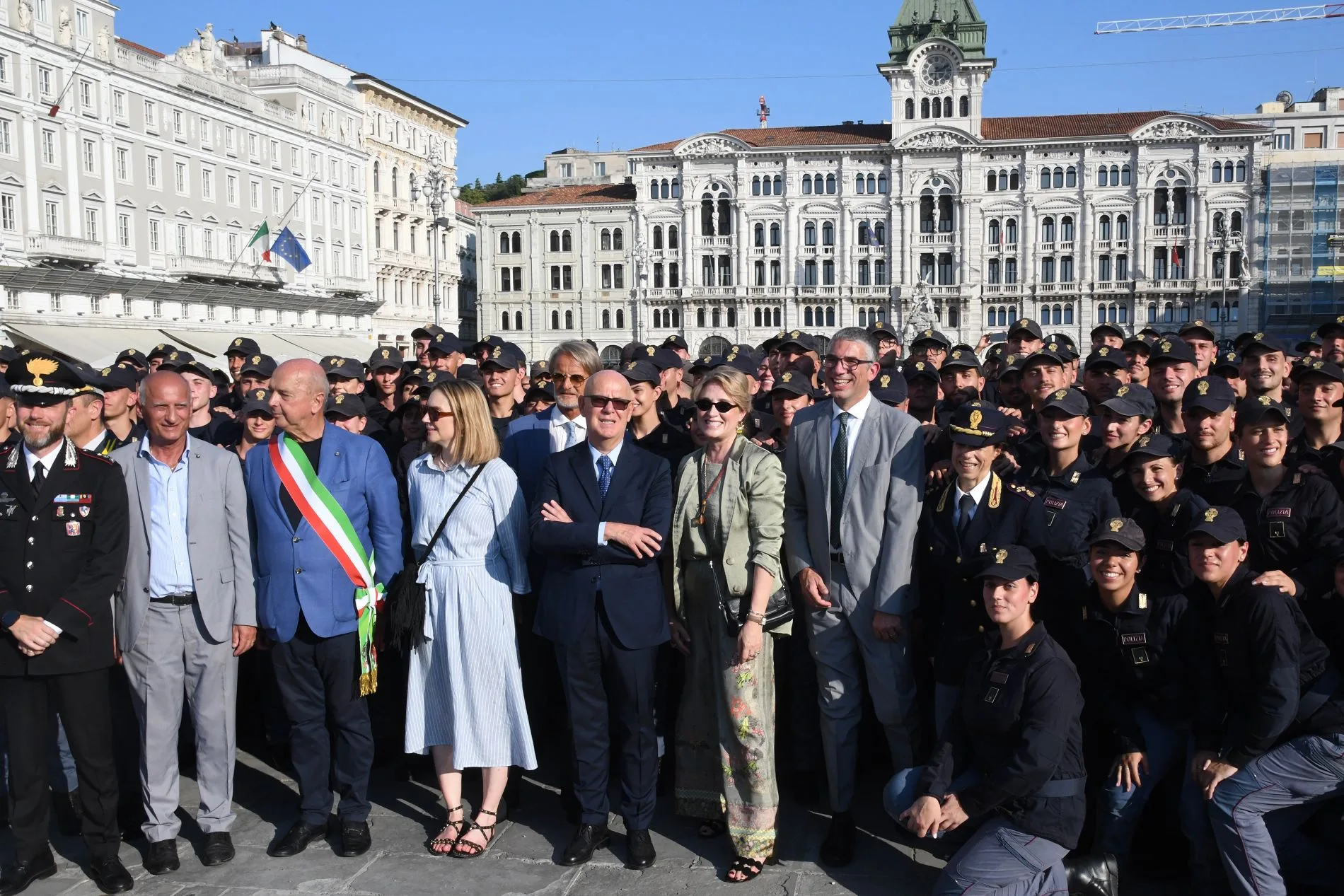 Piazza Unità gremita per l’Ammainabandiera del 233° corso della Scuola di Polizia