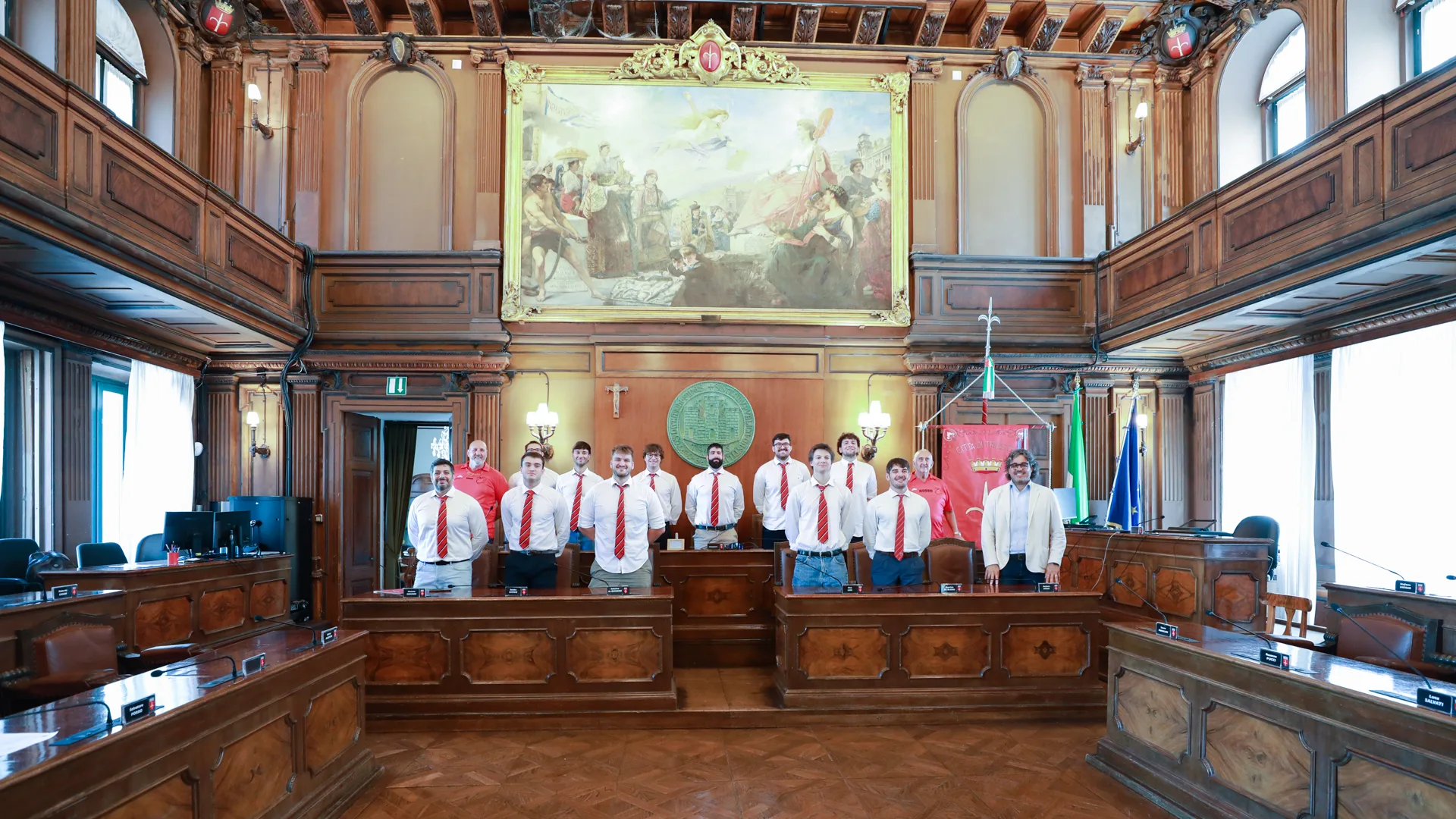 I giocatori del Venjulia Rugby nella sala del Consiglio comunale