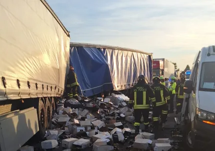 A4, tragedia verso Trieste: un morto nello scontro tra tre mezzi pesanti, carichi dispersi sull’autostrada