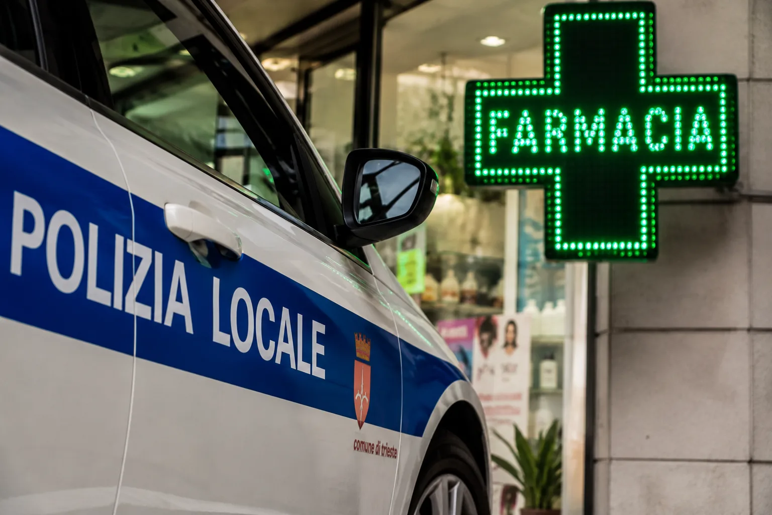 Trieste, furti e minacce in farmacia: una commessa colpita con una bottiglia durante la fuga