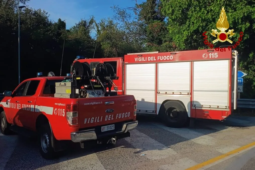 Goriziano, giornata di fuoco: tre nuovi incendi nel pomeriggio, Canadair ed elicottero in azione