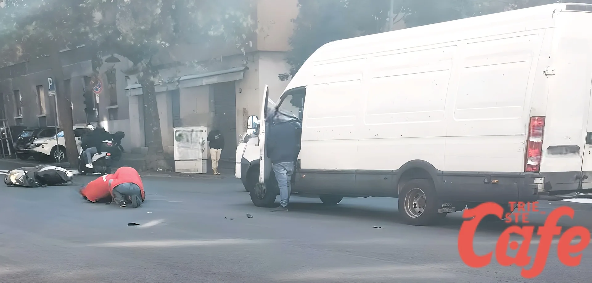 Scontro tra scooter e furgone in viale D’Annunzio: una persona trasportata a Cattinara