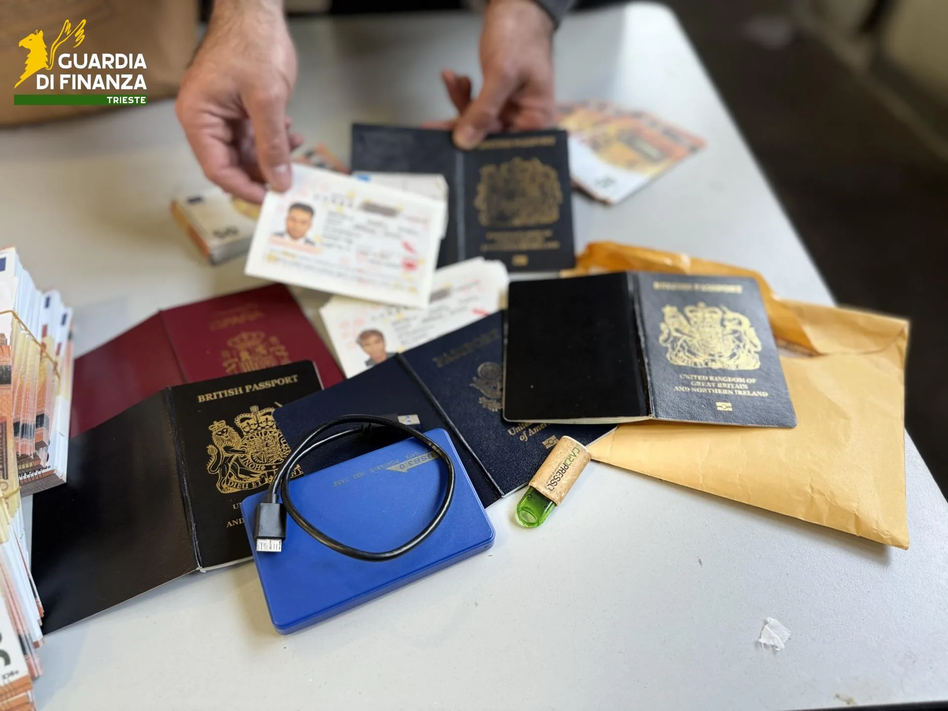 Trieste, fermato un tir con 1,17 milioni di euro falsi e un archivio digitale per produrre documenti falsi