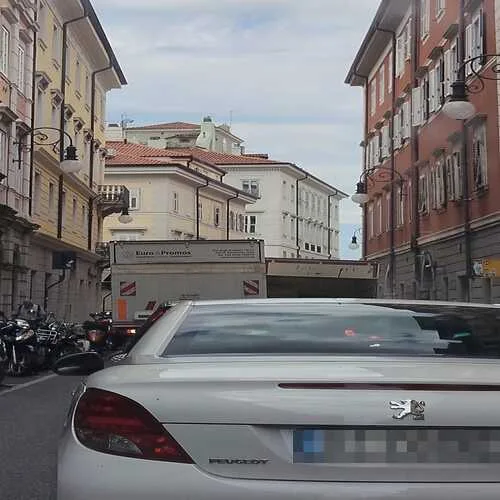 "Tetris" di camion in via Venezian: mezzi incastrati e rione nel caos tra clacson e proteste